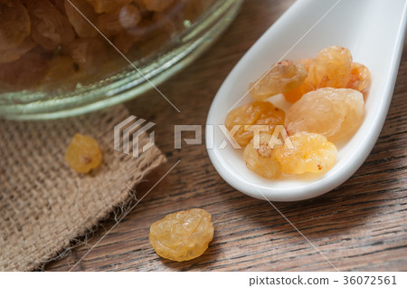 dried white grapes in asian spoon  36072561