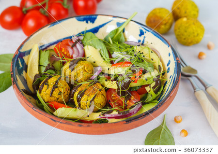 Falafel salad with fresh vegetables 36073337