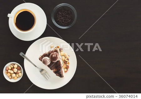 Meringue cake with hazelnuts and buttercream Meringue cake with hazelnuts and buttercream 36074014