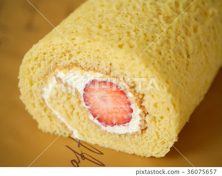 Strawberry roll cake (horizontal position up) Strawberry roll cake (horizontal position up) 36075657