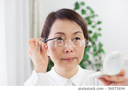 Woman make up 36075694