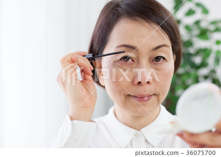 Woman make up 36075700