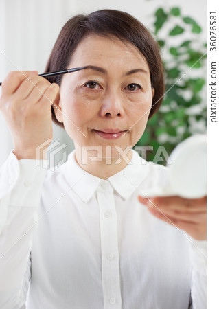 Woman make up 36076581