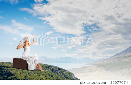 She is traveling light 36077074