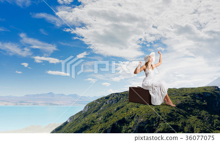 She is traveling light 36077075