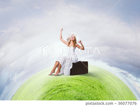 She is traveling light 36077076