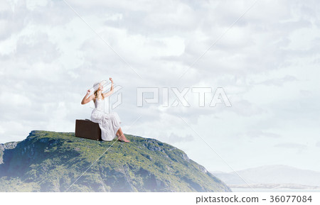 She is traveling light 36077084