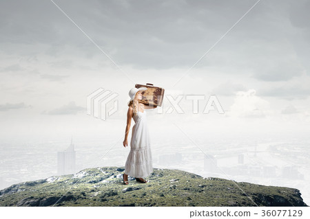 She is traveling light 36077129