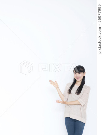 Young woman doing a recommended pose Young woman doing a recommended pose 36077999