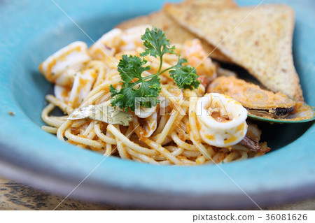Spaghetti seafood with bread 36081626