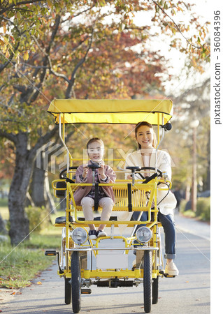媽媽,女兒,公園,自行車 媽媽,女兒,公園,自行車 36084396