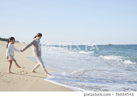 Mother, daughter, travel, sea 36084548