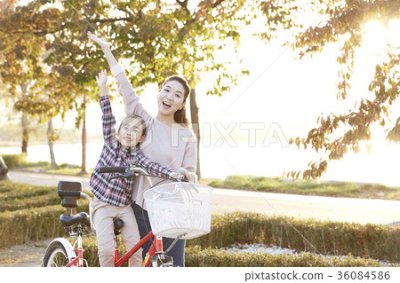 媽媽，女兒，公園，自行車 36084586