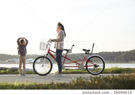 媽媽,女兒,公園,自行車 媽媽,女兒,公園,自行車 36084619