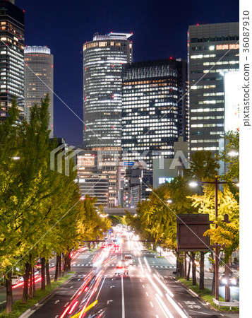 名古屋市風景佐倉大道銀杏行和名古屋車站大廈夜視圖交通圖像 36087910