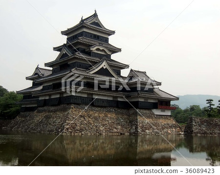 Matsumoto Castle seen from diagonally behind 36089423