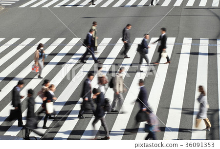 橫渡行人交叉路的商人 36091353