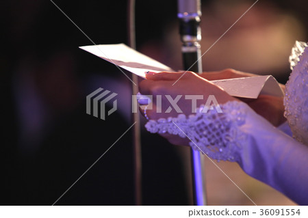 讀感謝信的新娘 36091554