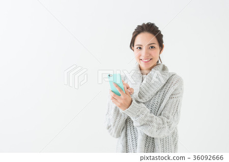 二十多歲的女性用手機 二十多歲的女性用手機 36092666