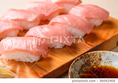 大Tori nigiri壽司 大Tori nigiri壽司 36092908