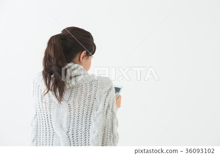 二十多歲的女性用手機 二十多歲的女性用手機 36093102