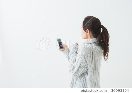 二十多歲的女性用手機 二十多歲的女性用手機 36093104