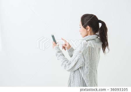 二十多歲的女性用手機 二十多歲的女性用手機 36093105