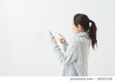 二十多歲的女性用手機 二十多歲的女性用手機 36093106