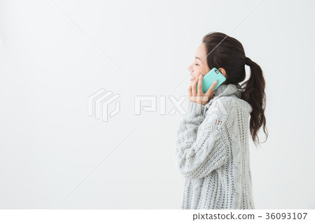 二十多歲的女性用手機 二十多歲的女性用手機 36093107