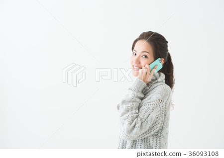 二十多歲的女性用手機 二十多歲的女性用手機 36093108