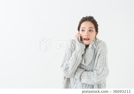 二十多歲的女性用手機 二十多歲的女性用手機 36093211