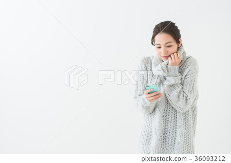 二十多歲的女性用手機 二十多歲的女性用手機 36093212