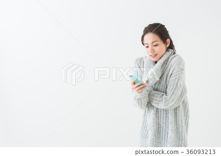 二十多歲的女性用手機 二十多歲的女性用手機 36093213