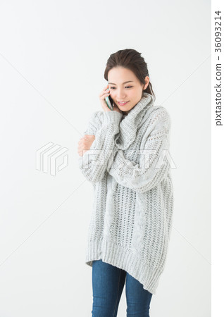 二十多歲的女性用手機 二十多歲的女性用手機 36093214