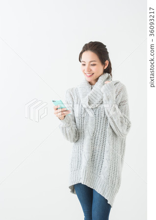 二十多歲的女性用手機 二十多歲的女性用手機 36093217