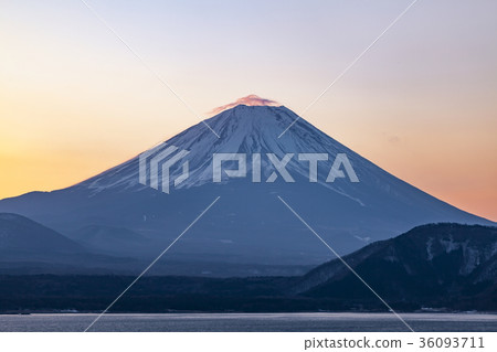 富士山和早晨的天空,山梨縣本栖湖 富士山和早晨的天空,山梨縣本栖湖 36093711