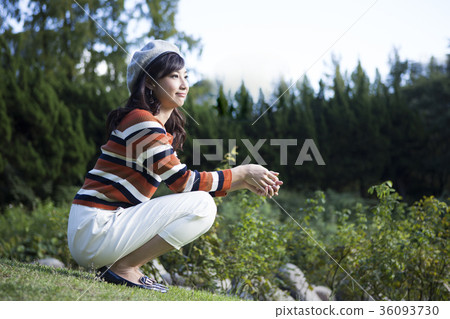 一個女人在公園裡放鬆 36093730