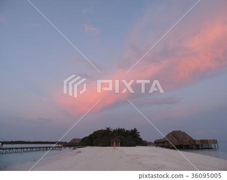 夕陽雲、白沙和大海 36095005