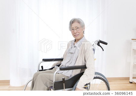 資深婦女在輪椅自我操作 資深婦女在輪椅自我操作 36096145