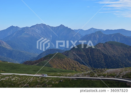 Norikura Skyline穿過Kikyogahara 36097820