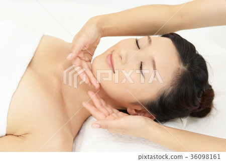 接受面部按摩的婦女 36098161