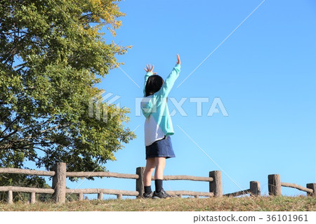 做banzai的女孩在公園 做banzai的女孩在公園 36101961