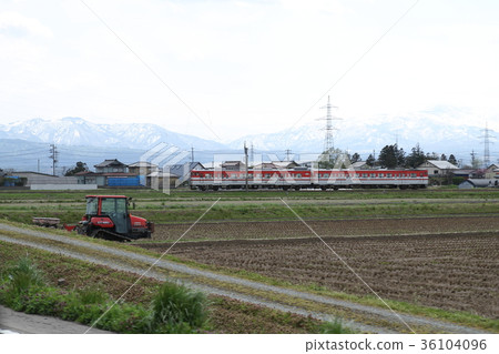 普通列車在農村運行 36104096