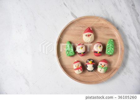 Christmas cookies in a wooden plate. 36105260