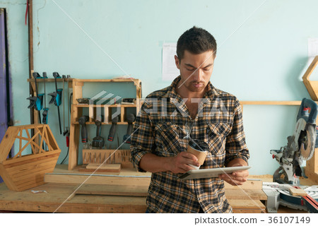 Checking e-mails Checking e-mails 36107149