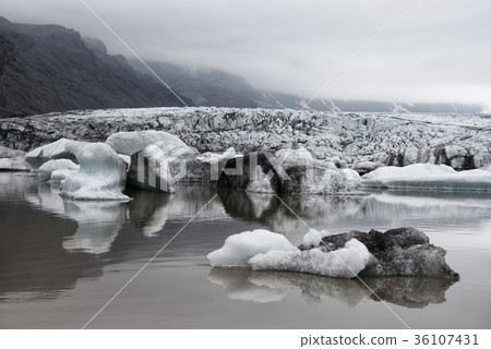 Icebergs in Fjallsarlon glacial lagoon 36107431