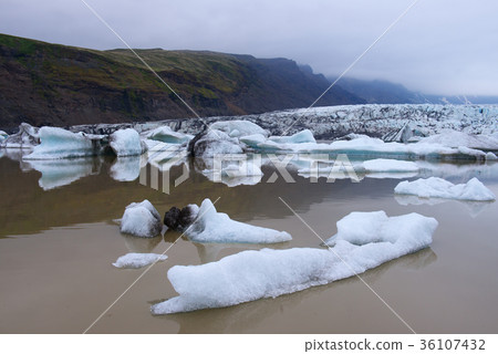 Icebergs in Fjallsarlon glacial lagoon Icebergs in Fjallsarlon glacial lagoon 36107432