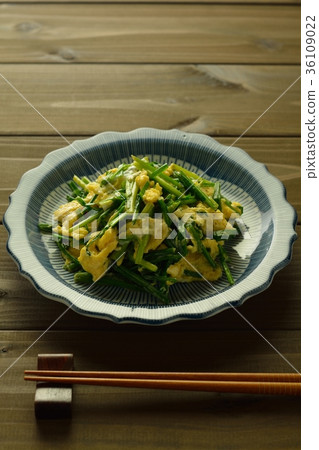 A chrysanthemum ball A chrysanthemum ball 36109022