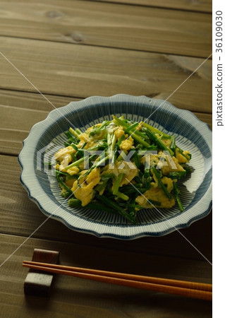 A chrysanthemum ball 36109030