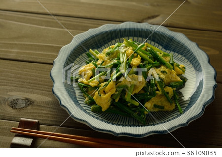 A chrysanthemum ball A chrysanthemum ball 36109035